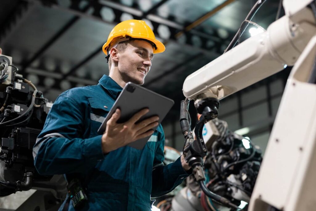 Wartungstechniker mit SAP PM Alternative Software auf Tablet bei Maschinenkontrolle im Werk